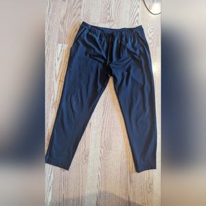 Lululemon black 3/4 length pant in size 12
